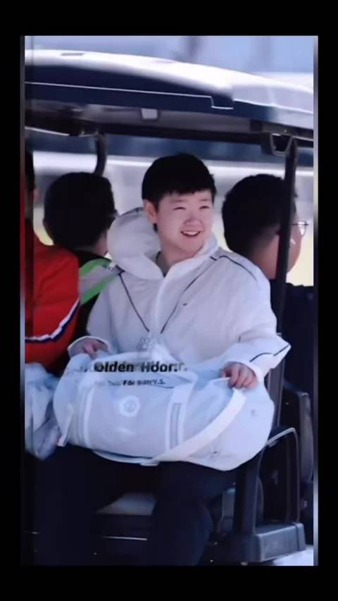 孙颖莎像小朋友一样坐上车就开心