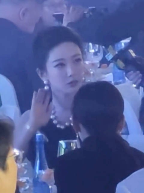 杨紫白玉兰提名晚宴珍珠耳环小插曲