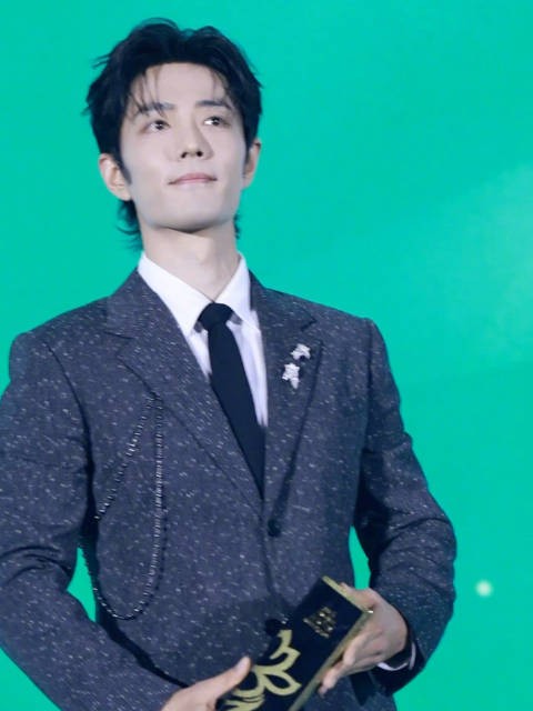 肖战在上登台，领取“最佳男主角”奖提名荣誉
