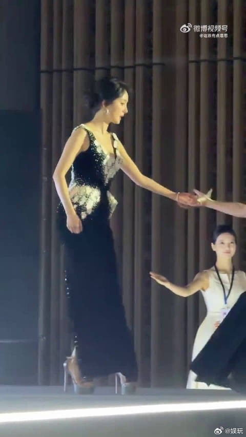 紫妹当天造型超亮眼，孙俪气质稳稳的，再加上细心扶人的杨幂，全员状态在线