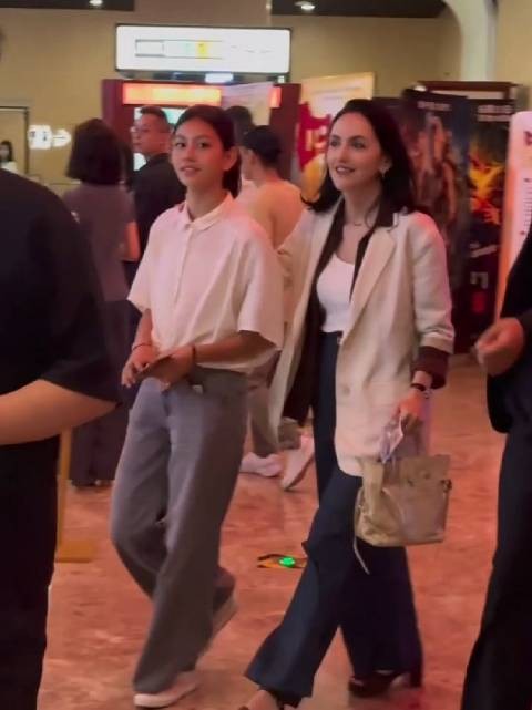 刘烨妻子安娜带女儿看电影首映，14岁霓娜个子高挑比例好，越长越漂亮了