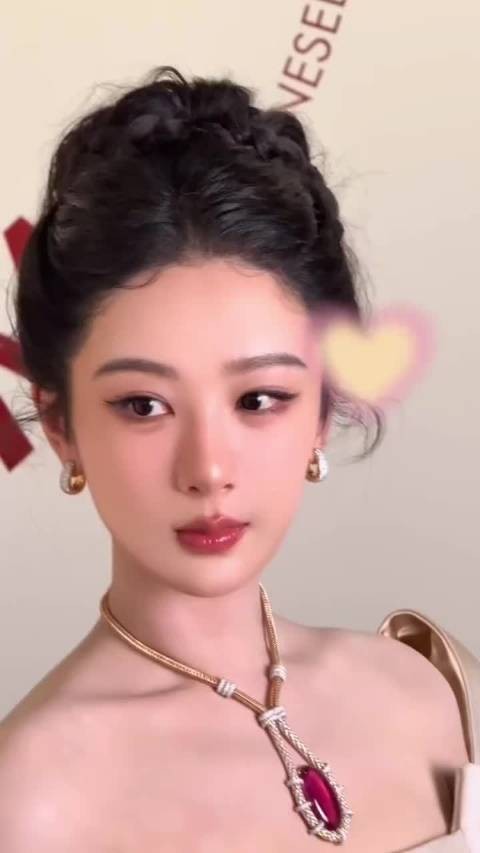 杨紫新妆造亮相，无刘海造型显美艳气质