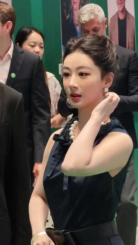 杨紫状态真好啊，完全生频的顶光，皮肤好细腻，美到不行