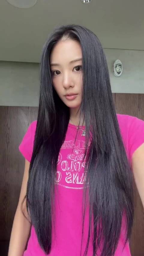 这个女孩好美，她是港圈小新星吗，气质好绝