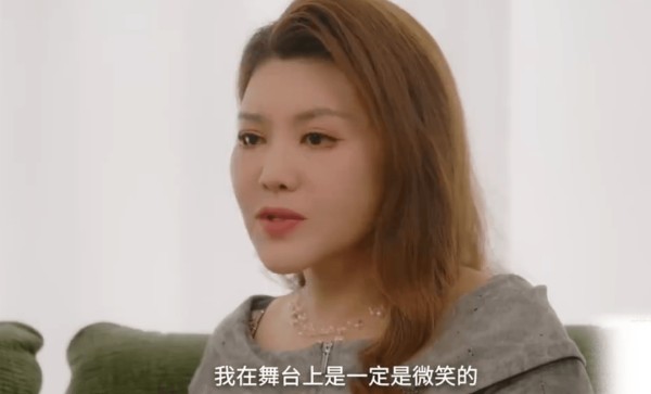乌兰图雅回应 “半永久嬉皮笑脸” 争议：舞台演唱我始终保持微笑