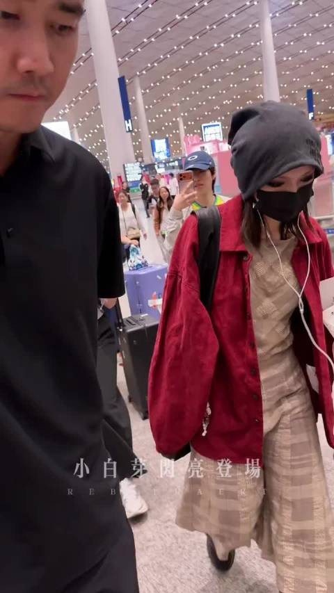 文淇冷调烟熏妆亮相，眉眼锋利镜头表现力强