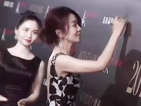 闫妮以颁奖嘉宾身份亮相白玉兰奖