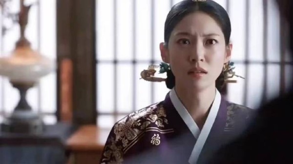 大妃情绪决堤的瞬间，大君内心想必也正经历着难以言说的煎熬
