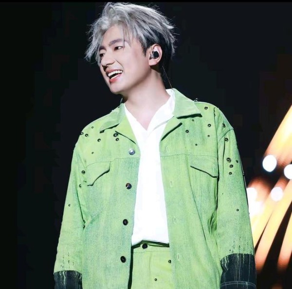 歌手海来阿木为什么会在演唱会上跪谢观众？