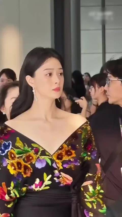 蒋欣亮相白玉兰颁奖礼红毯