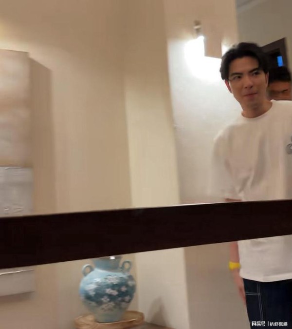 萧敬腾林有慧合体露面，萧敬腾温柔超贴心，上楼梯先顾好妻子