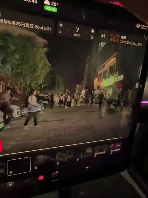 停车场跳广场舞，碰见这种你说怎么办？
