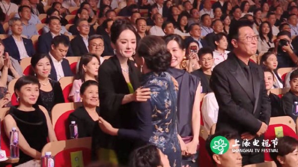 大大的拥抱，真挚的眼神，杨幂就是天使