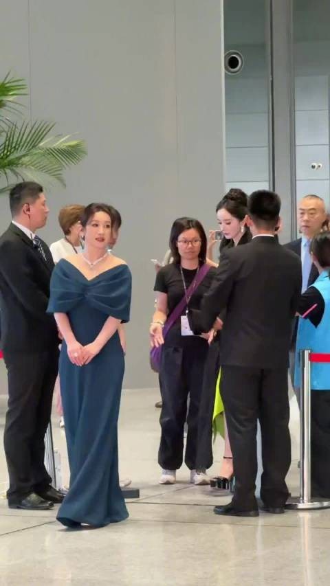 俺们宁绣绣和嫂子聊啥呢！杨幂这个小腿感觉跟我胳膊差不多粗细，脸也好小啊！