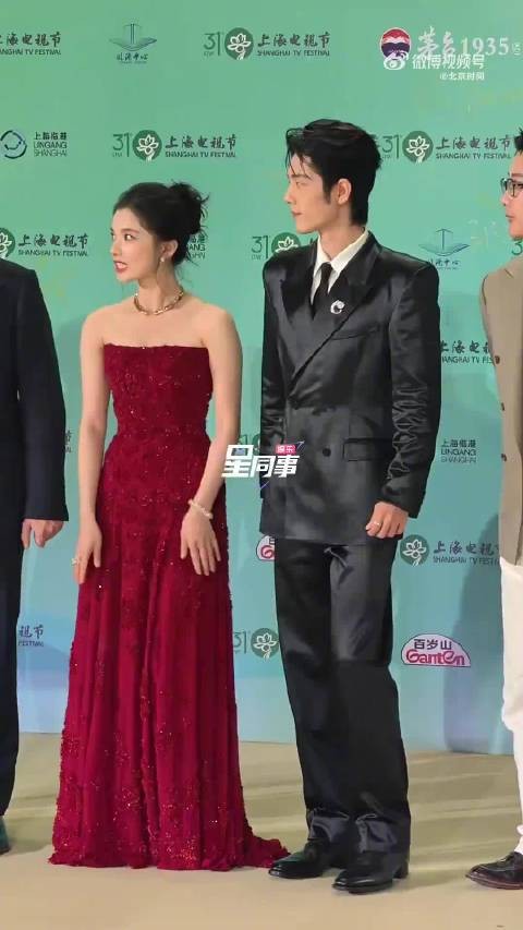 肖战张婧仪白玉兰同框相视一笑