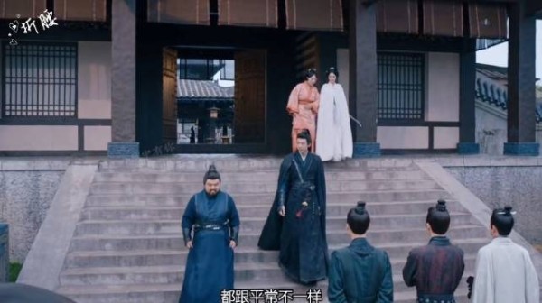 折腰：巍侯等老婆出门太慢结果最后被女君美到了