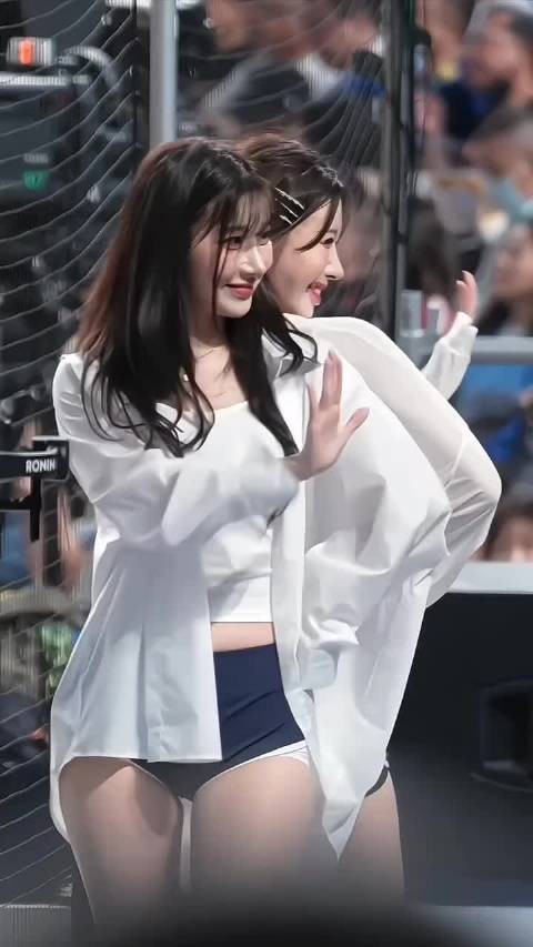 韩国拉拉队李珠银肤白貌美街拍美女