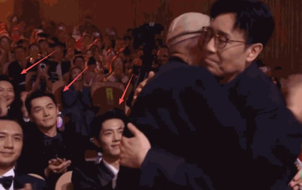 杨紫摘“白玉兰视后”的瞬间！杨幂笑出了女演员间的另一种美好