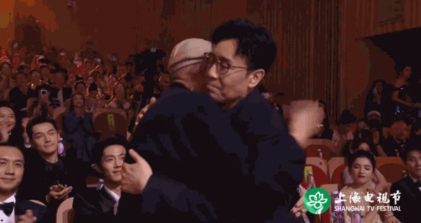 杨紫摘“白玉兰视后”的瞬间！杨幂笑出了女演员间的另一种美好
