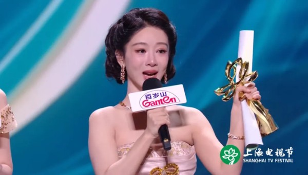 杨紫摘“白玉兰视后”的瞬间！杨幂笑出了女演员间的另一种美好