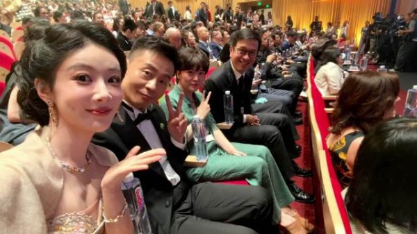 杨紫喜摘白玉兰视后,90后首位获奖者