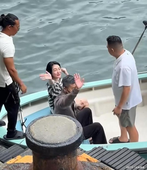 小S现身香港被偶遇，陪女儿看演唱会，老公许雅钧满头白发受瞩目