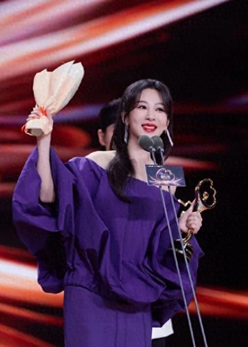 白玉兰奖成"照妖镜"？杨紫得奖仅12小时，恶心事发生，杨幂受牵连