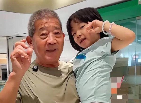 瞒不住了！老黄身后团队曝光，公司100多名员工，大超也不是侄子