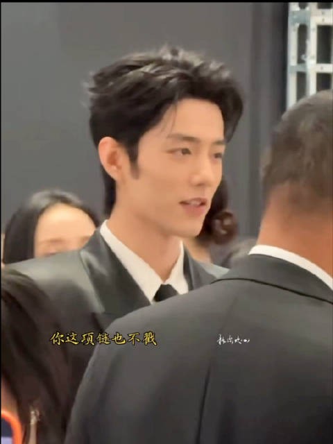 肖战藏海传剧组聊珠宝，调侃曹译文问价