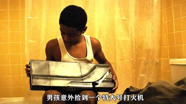 男孩捡到一个打火机，变形后竟成了一把绝世武器！