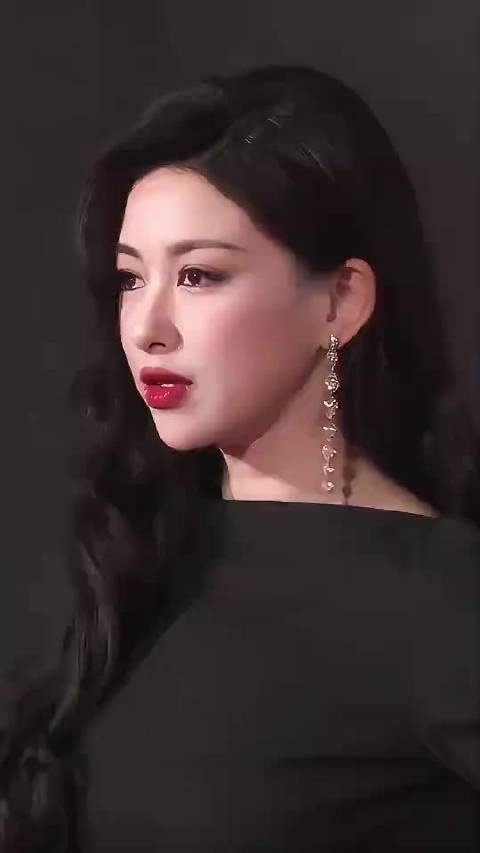 41岁的朱珠一笑，我才懂了什么叫“岁月从不败真美人”！最美女明星