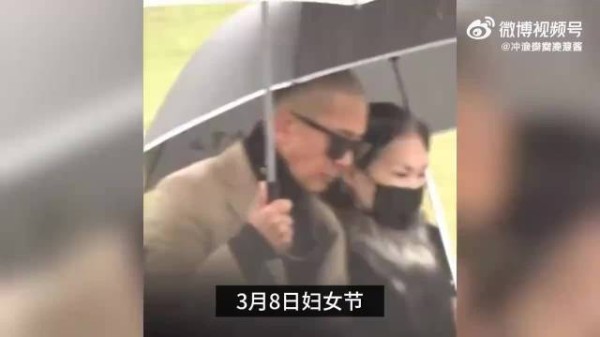 S妈晒与大S雕像合照，感激“儿子”具俊晔陪伴，承诺会盯着孩子
