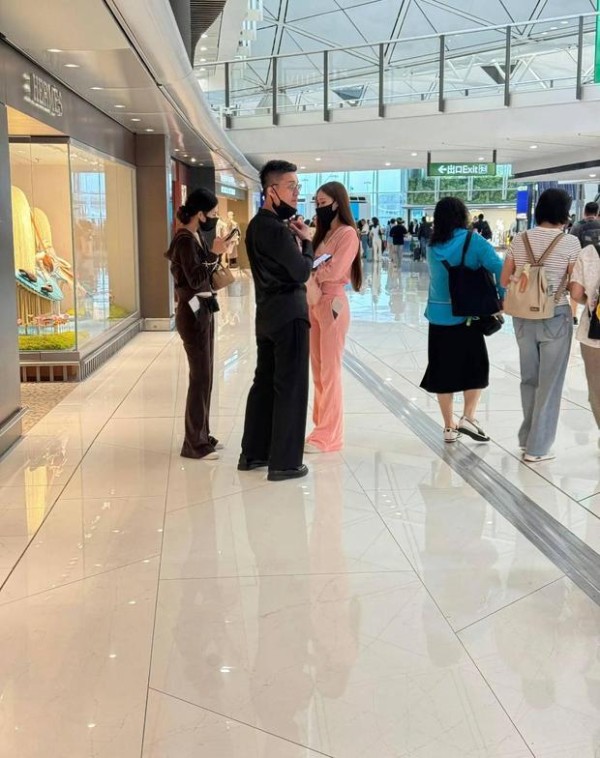 小 S 全家香港出游 全家逛街闲适自在