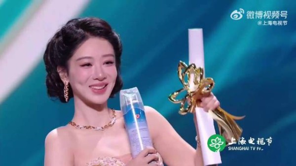 杨紫获白玉兰视后，与同行合影庆祝