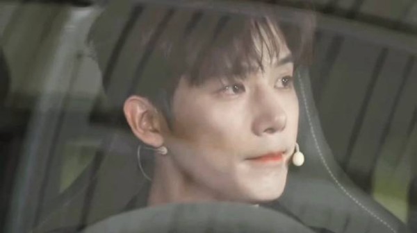 “诶~安全带~” 哥哥要开车带我去兜风