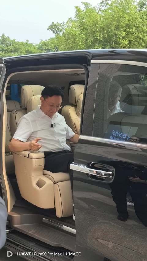 智界V9受高端人士青睐，尹同跃为刘庆峰交车