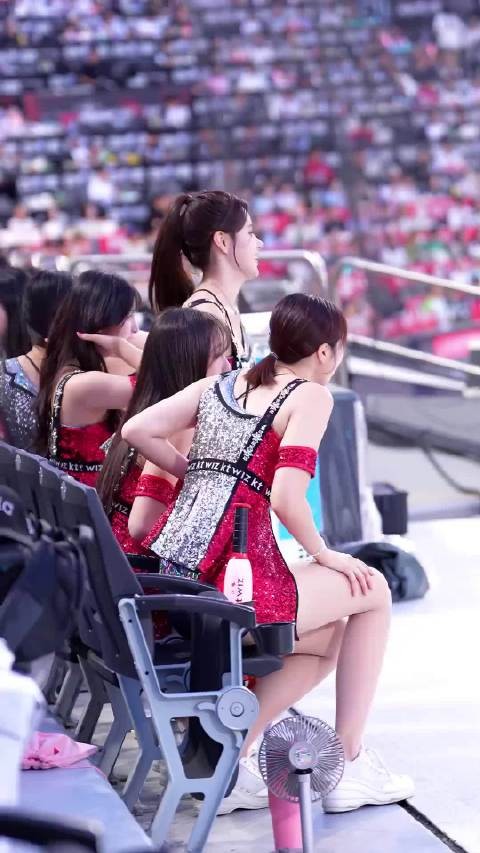 韩国拉拉队肤白貌美街拍美女