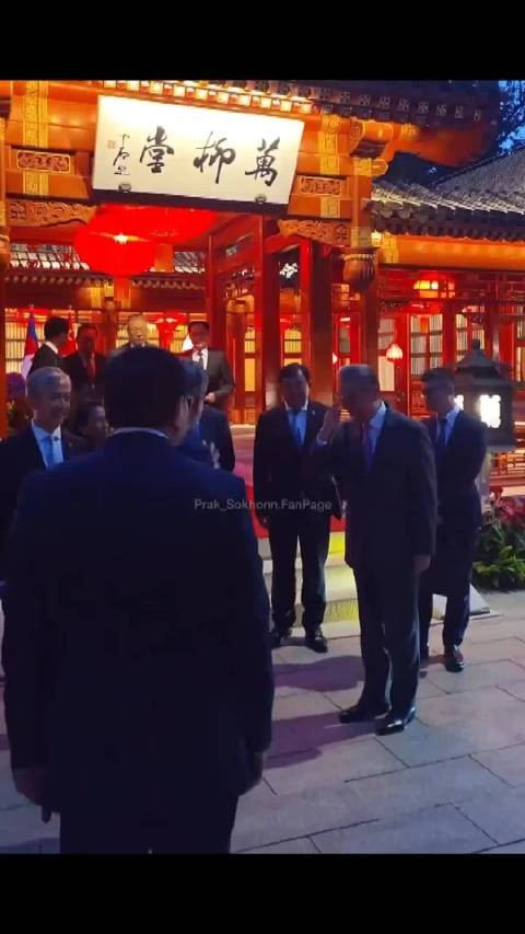 王外长欢送柬方代表团！王外长这气质尽显大国外交气质！
