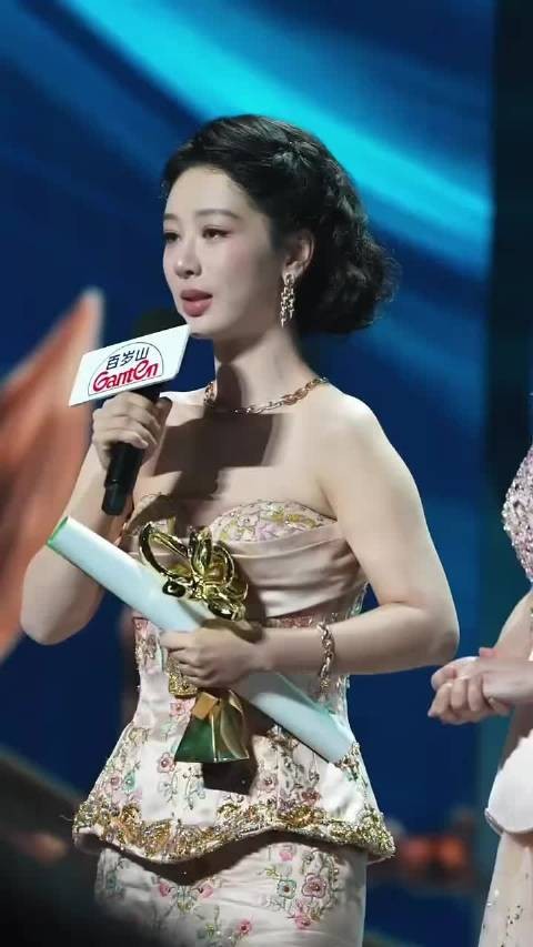 肖战听到杨紫得奖的反应太真实了～～肖战#明星资讯