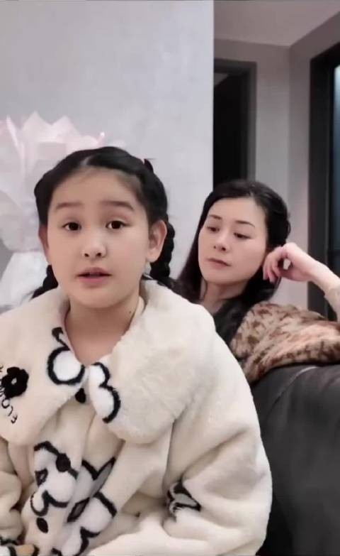“确实没看过你妈妈演的剧，但是看过你爸爸演的剧！”