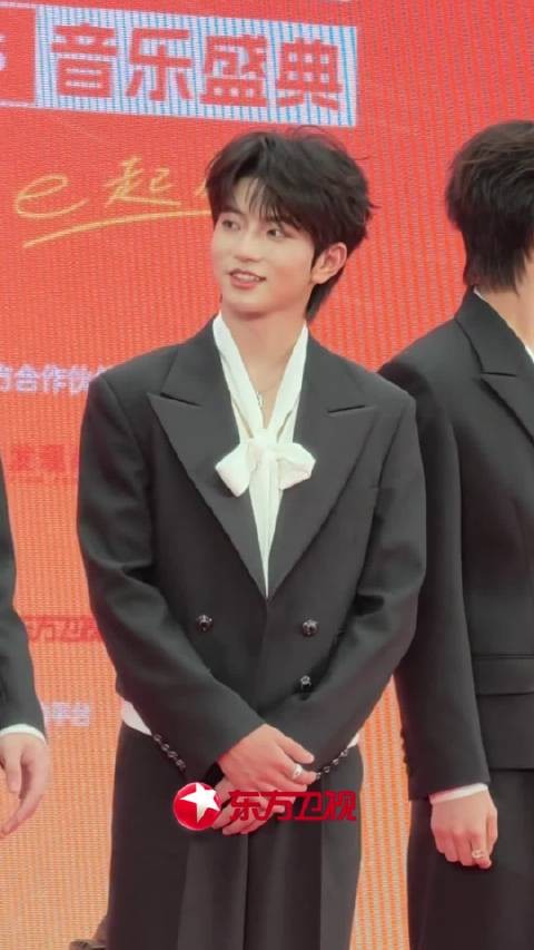 穆祉丞西装亮相东方风云榜红毯，携单曲献舞台表演