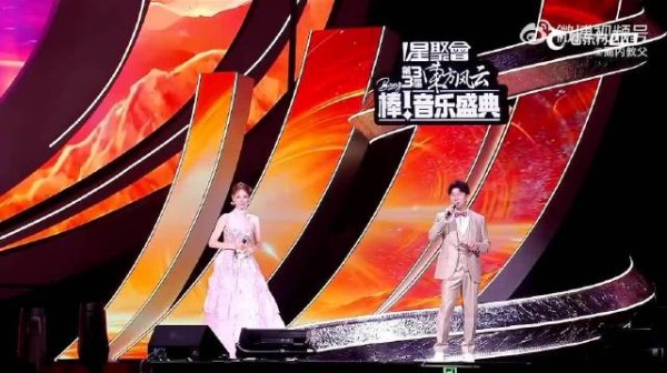 TFING颁奖现场五少年登台领奖
