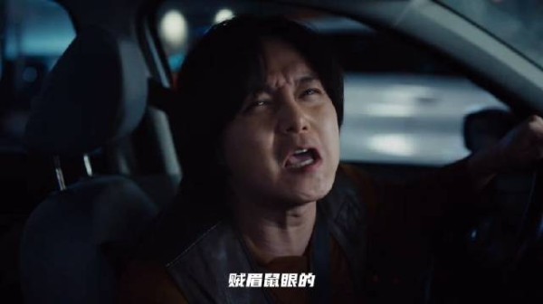 我就没见过这么怂的司机，有本事你把窗打开再骂呀