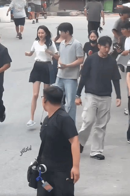 看见爸爸的关晓彤。