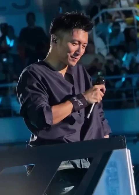 谢霆锋演唱会当众示爱王菲，6万观众见证甜蜜互动
