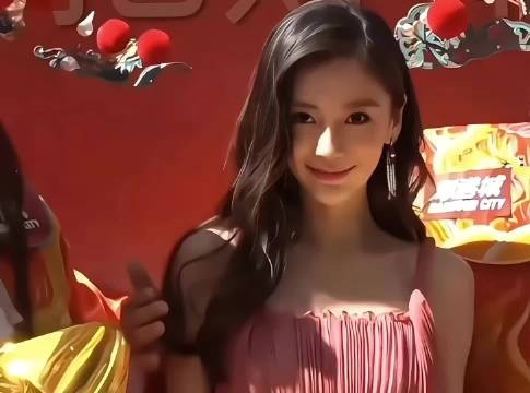 Angelababy七年前线下活动为小朋友挡太阳