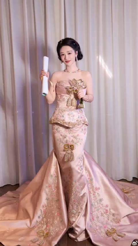 杨紫白玉兰封后背后藏温情，和李雪导演十二年双向奔赴有多好磕？