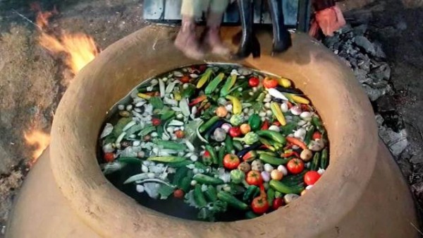 小情侣外出旅游，竟被食人族抓去炖汤