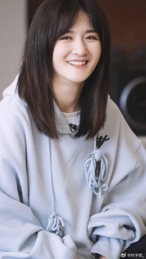 谢娜 灰色连帽衫休闲又减龄，笑的好灿烂啊