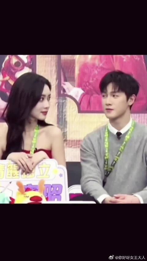 人总是会下意识看向喜欢的人，大眼睛能藏住什么呢